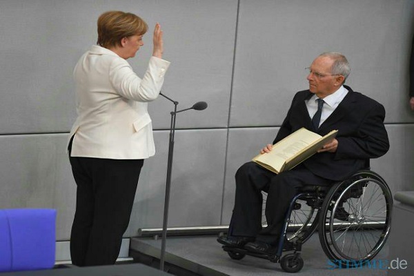 Merkel Almaniya parlamentində Allah sözünə and içdi- Foto