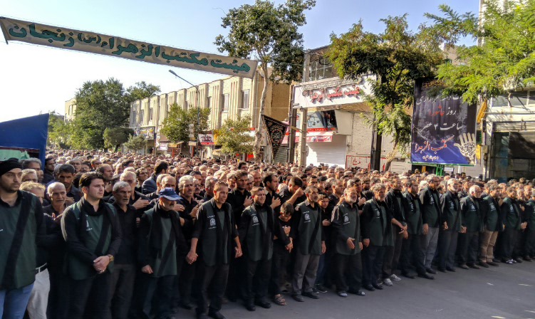 اسرای کربلا تنها نیستند؛ اینجا هزاران دست بالا میرود/لبیک یا زینب لبیک یا زینب اسرای کربلا تنها نیستند؛ اینجا هزاران دست بالا میرود/لبیک یا زینب لبیک یا زینب