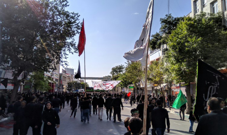 اسرای کربلا تنها نیستند؛ اینجا هزاران دست بالا میرود/لبیک یا زینب لبیک یا زینب اسرای کربلا تنها نیستند؛ اینجا هزاران دست بالا میرود/لبیک یا زینب لبیک یا زینب