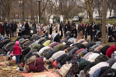 व्हाईट हाउस के सामने विरोध प्रदर्शन में प्रार्थना का आयोजन