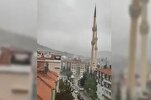 तूफ़ान के कारण तुर्की में एक मस्जिद की मीनार का गिरना + वीडियो