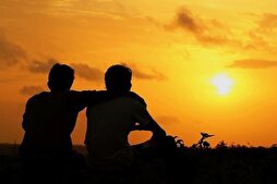 مَنْ جانَبَ الإخْوانَ عَلى كُلِّ ذَنْبٍ قَلَّ أَصْدِقاؤُهُ