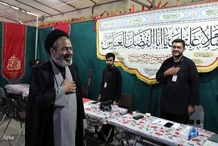 Beamter prüft Dienstleistungen für Arbaeen-Pilger
