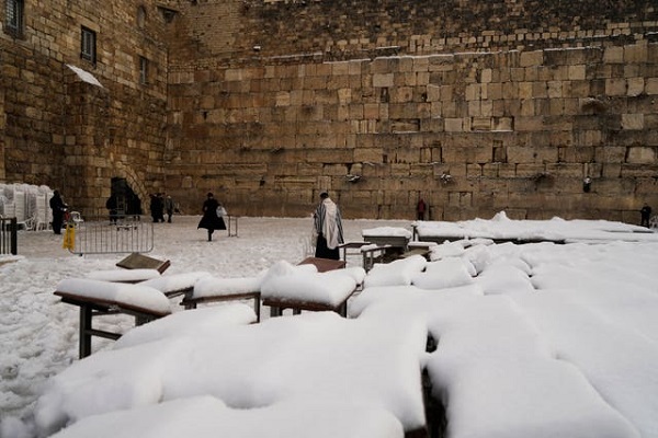 Al-Quds, Al-Aqsa Mosque Blanketed in White after Rare Snowfall  
