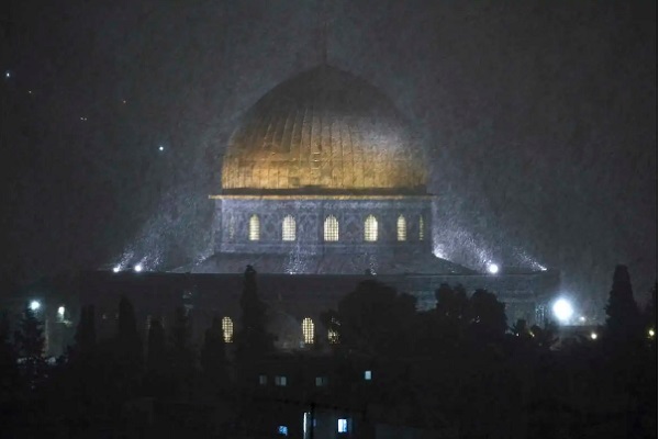 Al-Quds, Al-Aqsa Mosque Blanketed in White after Rare Snowfall  
