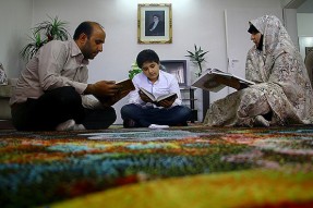 رقابت مادر و فرزند در حفظ قرآن/ گنجینه خاطرات حافظ 13 ساله با 301 امضاء + عکس