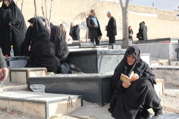 زیارت اهل قبور در آخرین پنج‌شنبه سال در زنجان