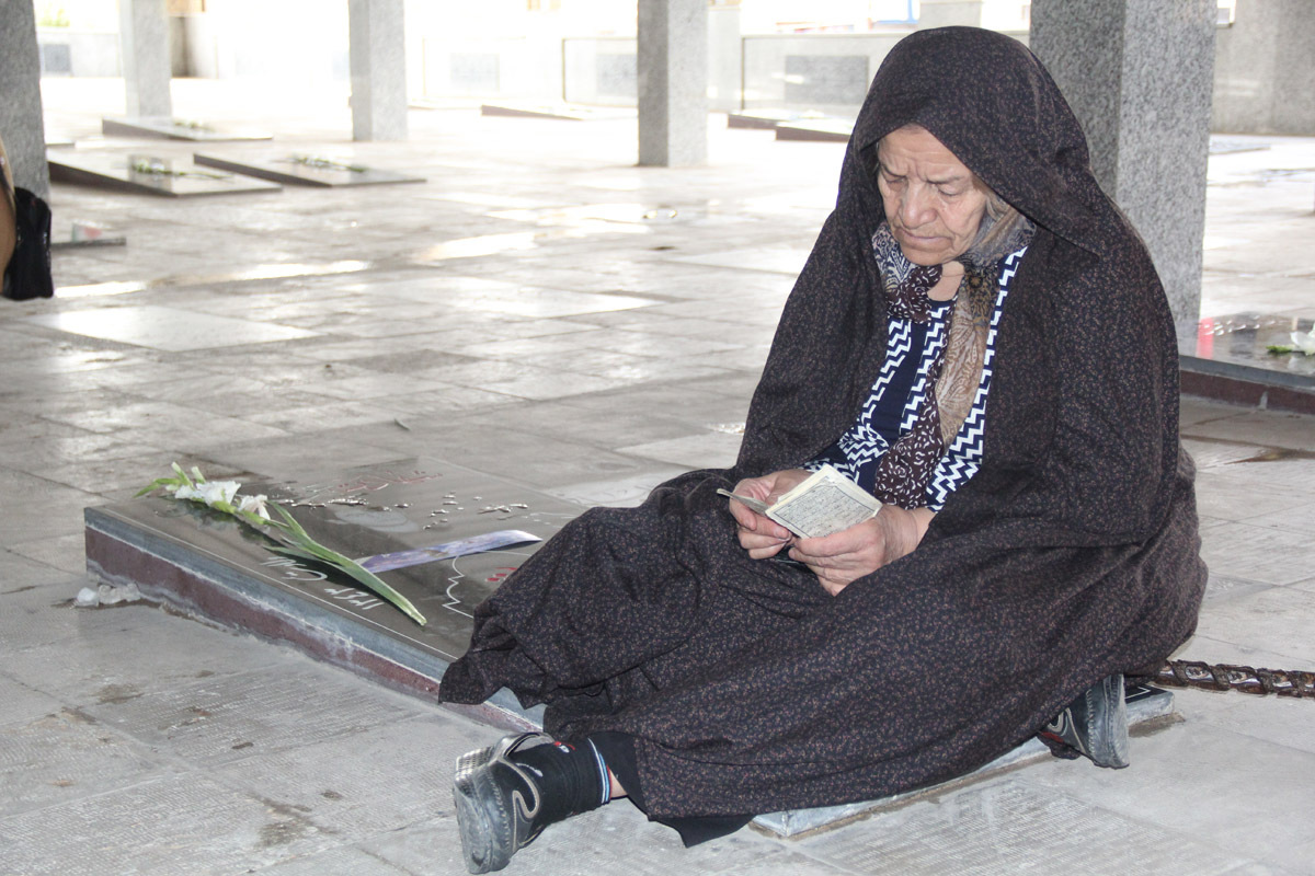 زیارت اهل قبور در آخرین پنج‌شنبه سال