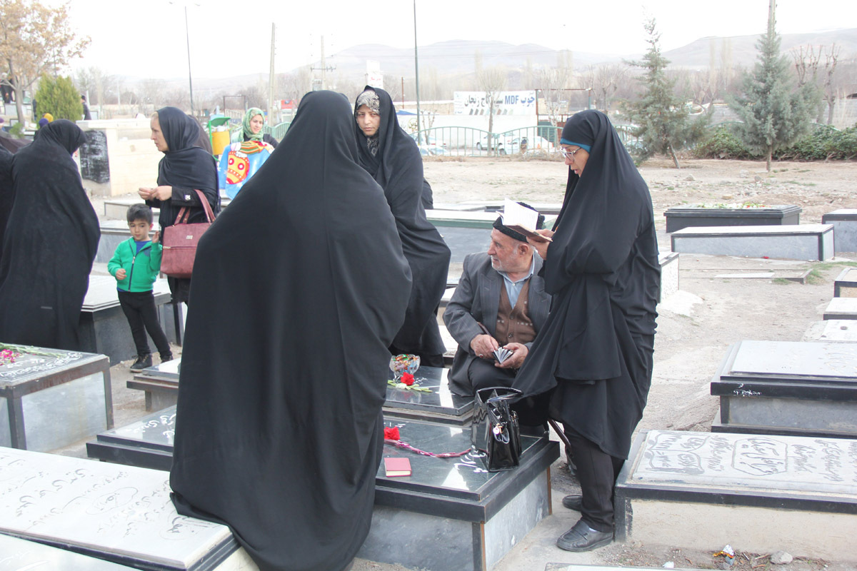 زیارت اهل قبور در آخرین پنج‌شنبه سال