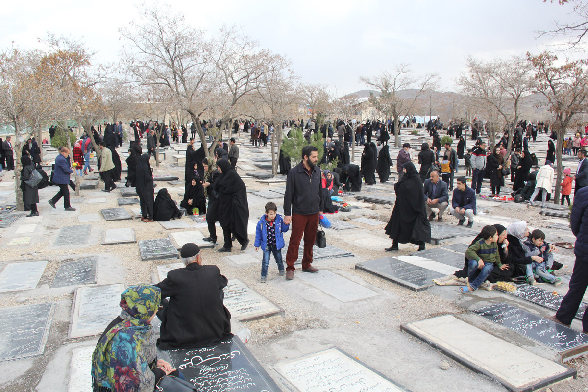 زیارت اهل قبور در آخرین پنج‌شنبه سال