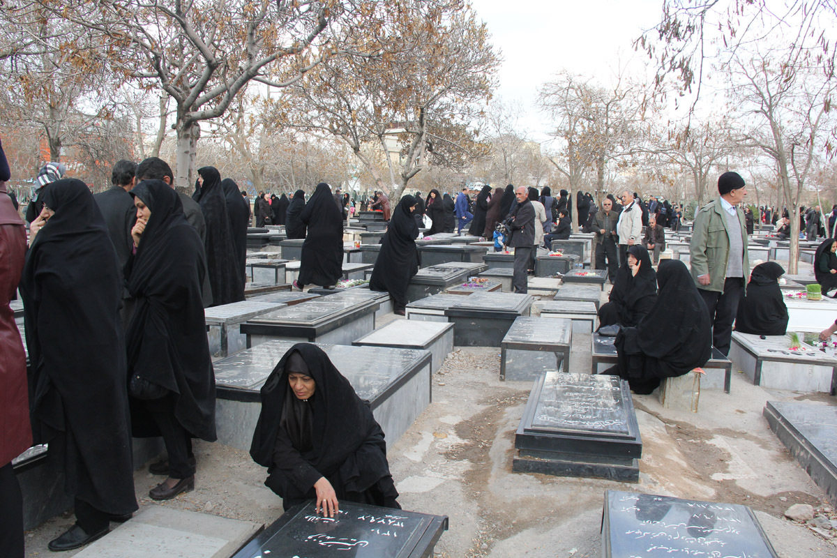 زیارت اهل قبور در آخرین پنج‌شنبه سال