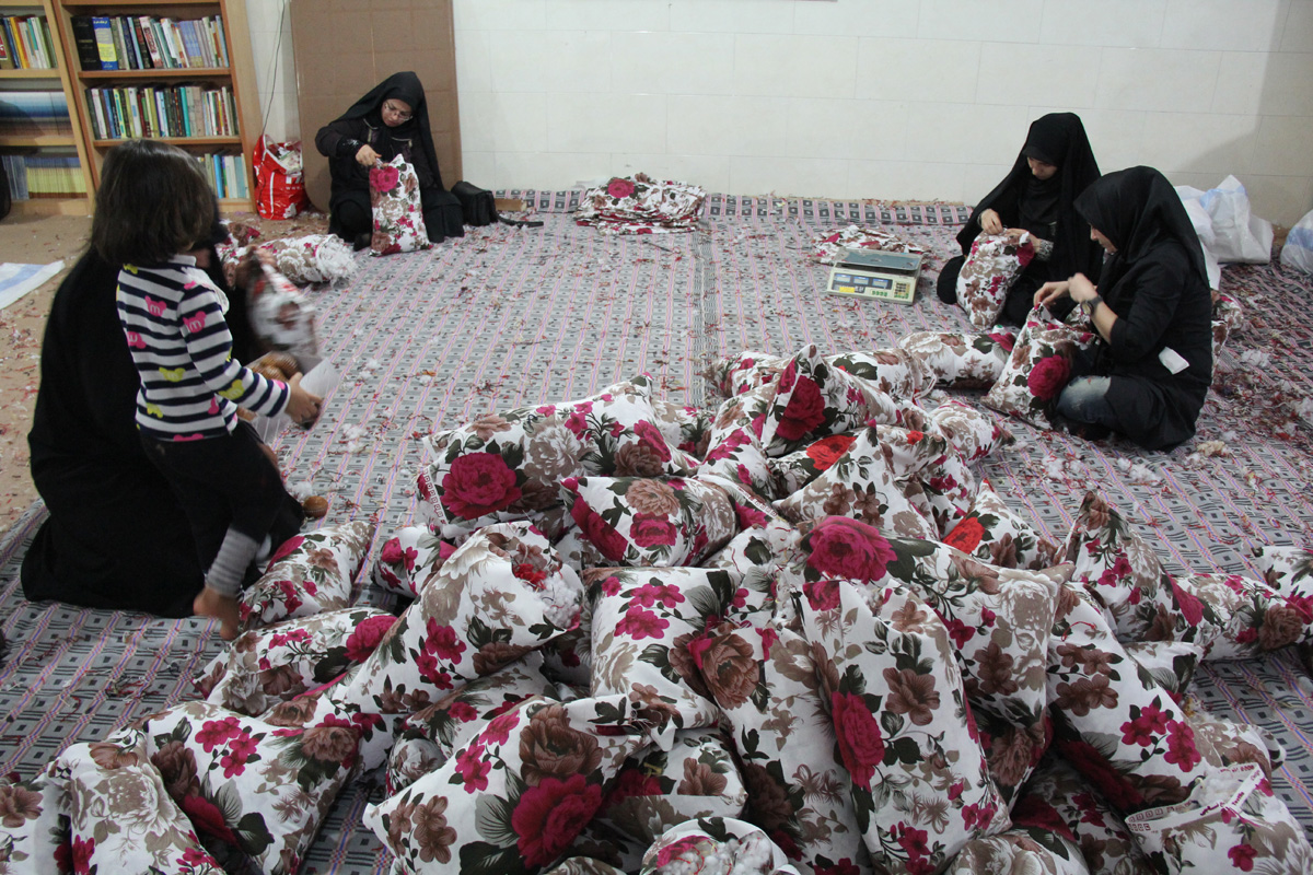 آماده سازی سه هزار بالشت برای موکبان اربعین حسینی