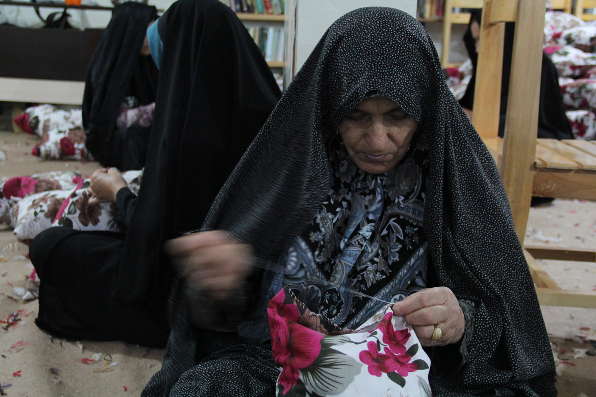 آماده سازی سه هزار بالشت برای موکبان اربعین حسینی