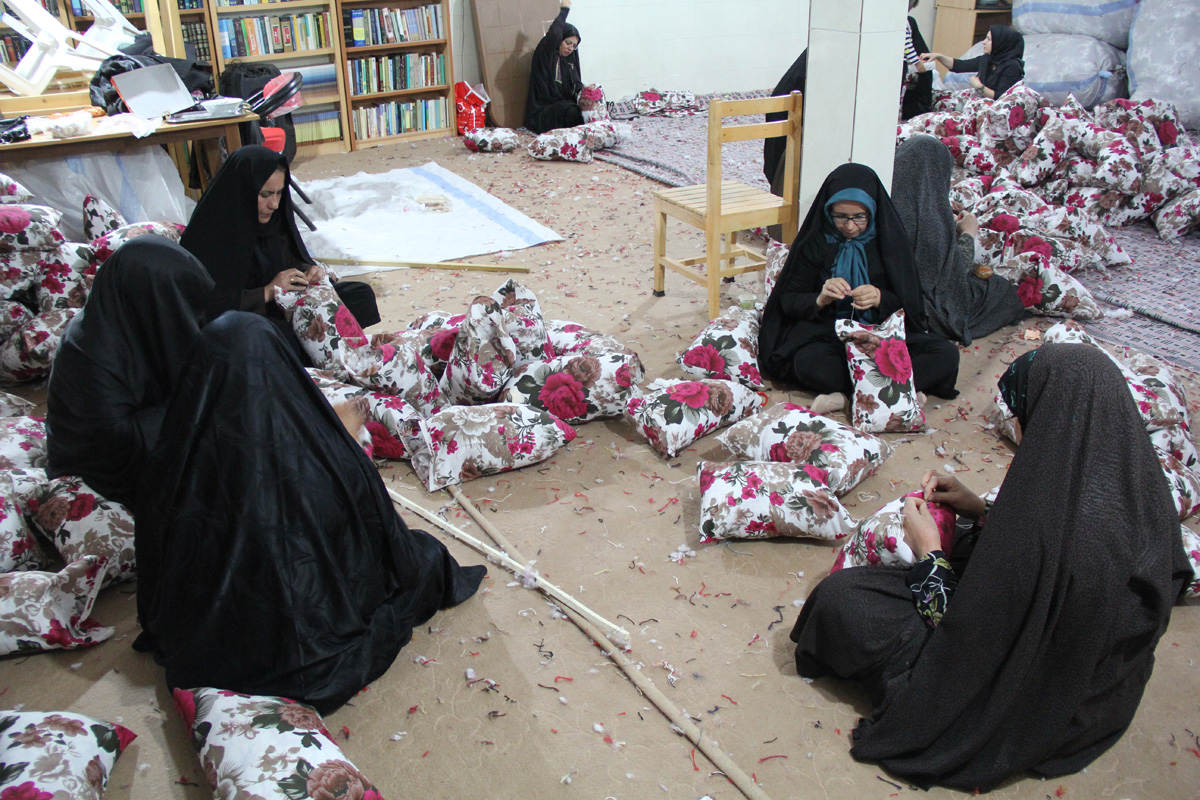 آماده سازی سه هزار بالشت برای موکبان اربعین حسینی