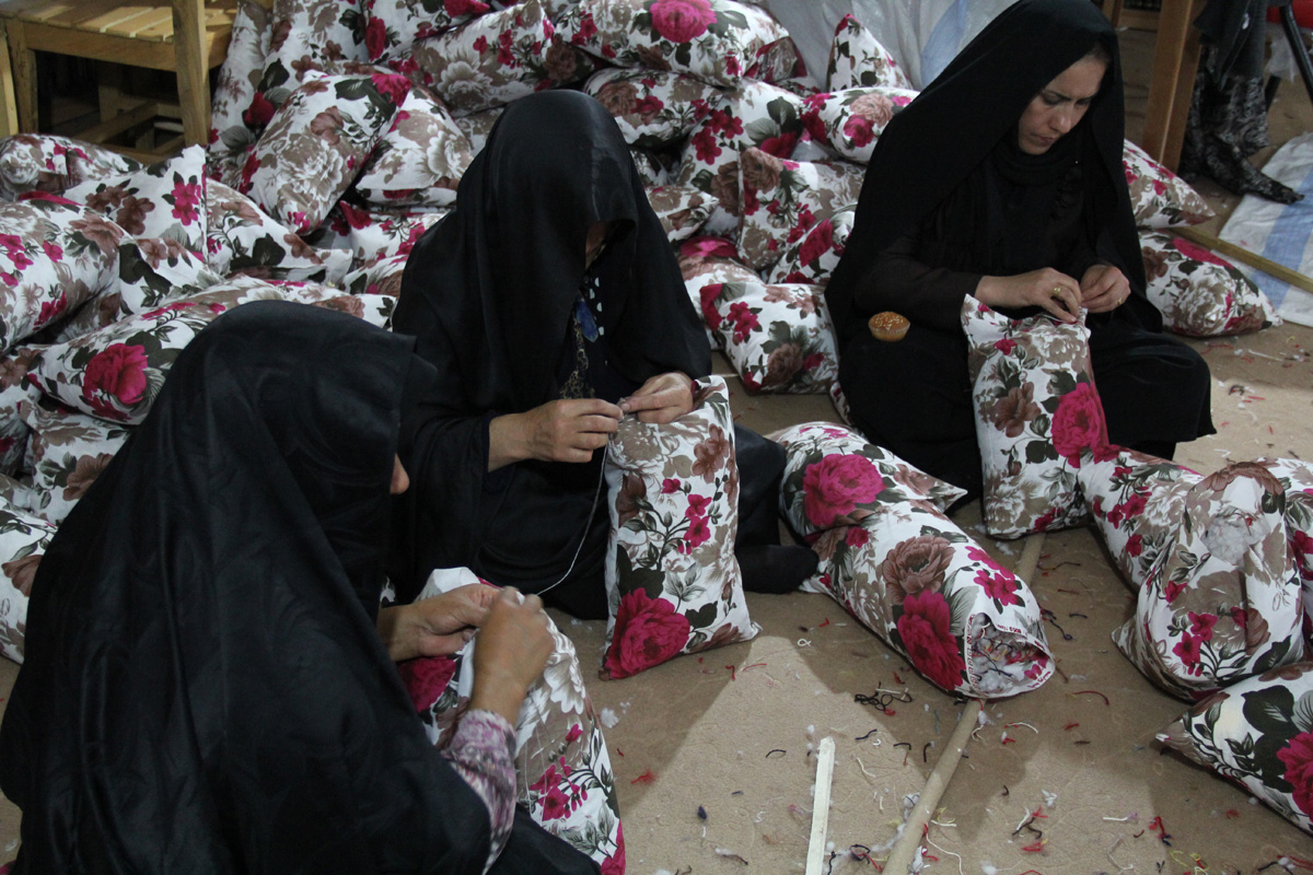 آماده سازی سه هزار بالشت برای موکبان اربعین حسینی