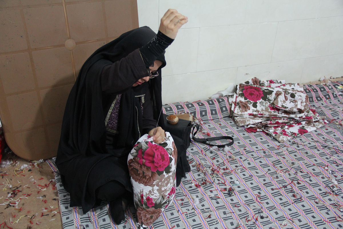 آماده سازی سه هزار بالشت برای موکبان اربعین حسینی