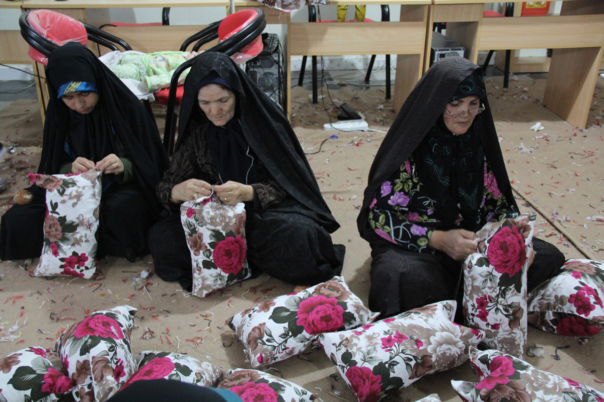 آماده سازی سه هزار بالشت برای موکبان اربعین حسینی