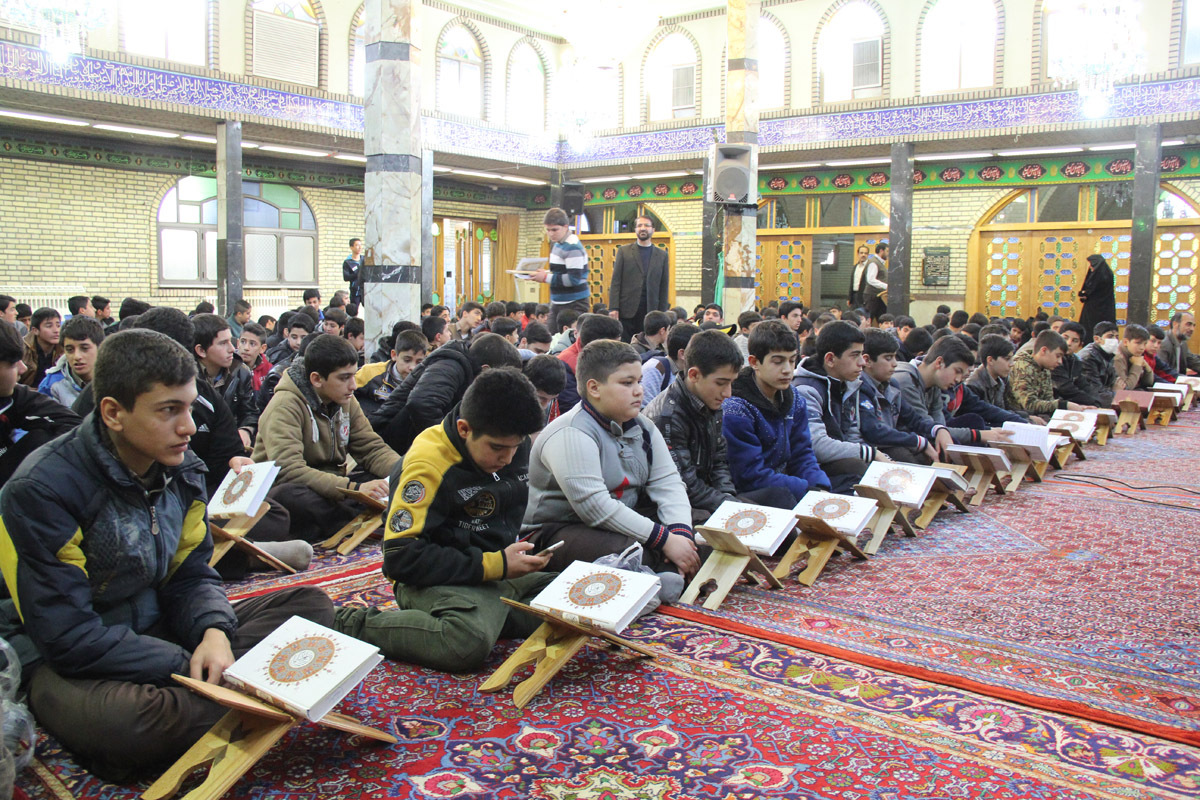 محفل انس با قران و مراسم جشن تکلیف دانش آموزان پایه هشتم