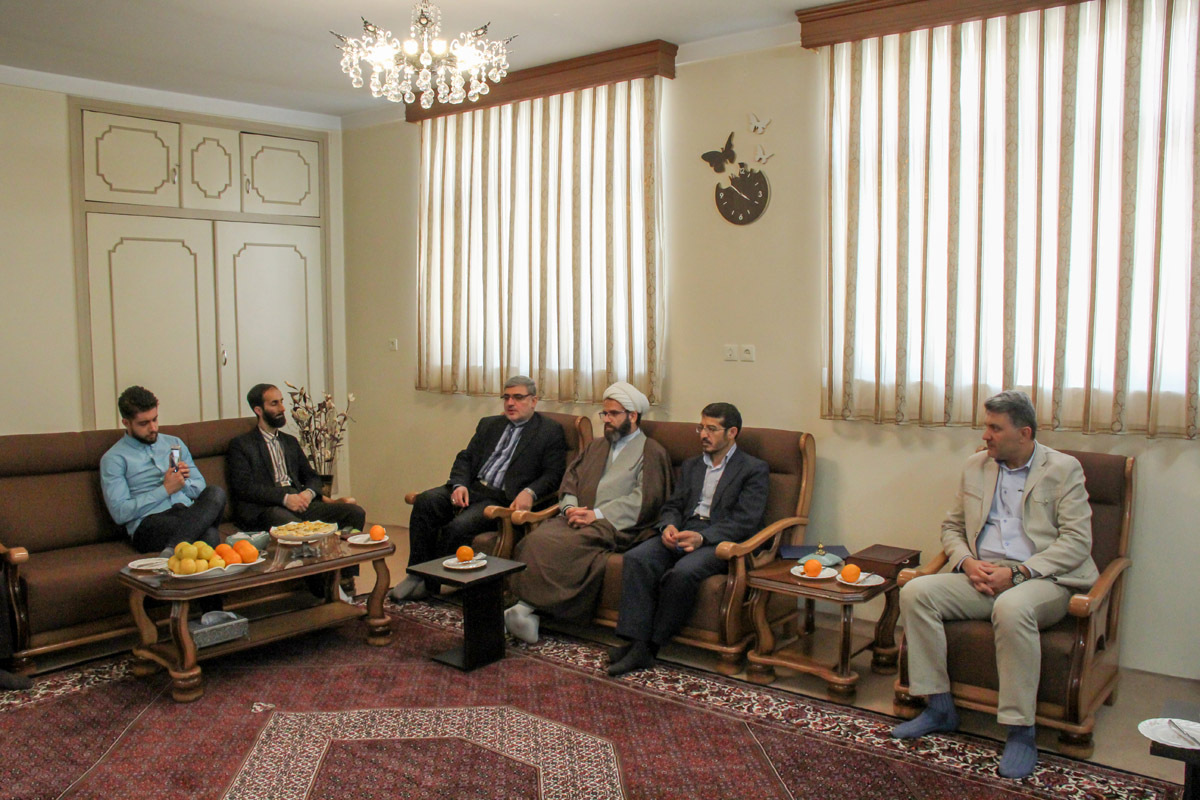 بازدید رییس سازمان دارالقرآن با خانواده دو شهید قرآنی در زنجان