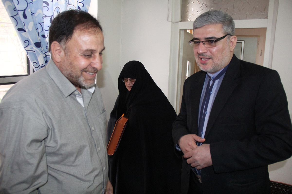 بازدید رییس سازمان دارالقرآن با خانواده دو شهید قرآنی در زنجان