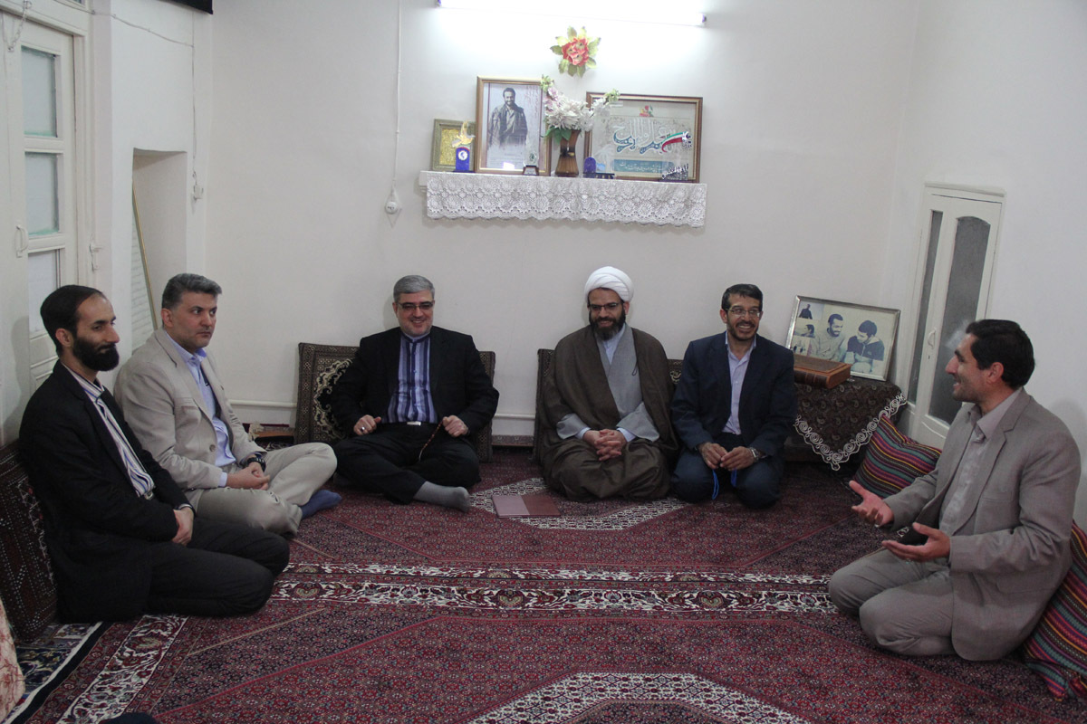 بازدید رییس سازمان دارالقرآن با خانواده دو شهید قرآنی در زنجان