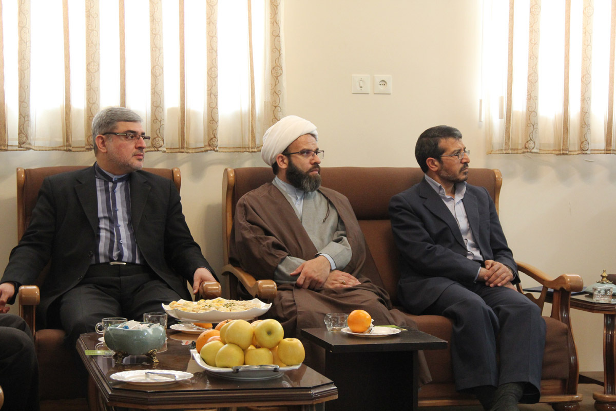 بازدید رییس سازمان دارالقرآن با خانواده دو شهید قرآنی در زنجان