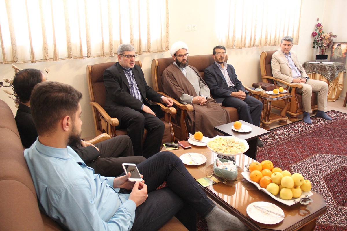 بازدید رییس سازمان دارالقرآن با خانواده دو شهید قرآنی در زنجان