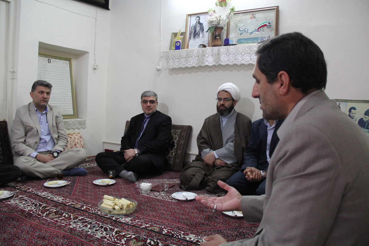 بازدید رییس سازمان دارالقرآن با خانواده دو شهید قرآنی در زنجان