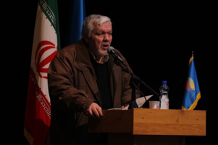 شاعر آیینی باید هدایتگر باشد