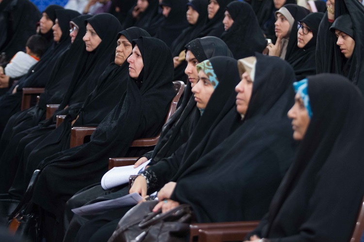 بسترهای لازم برای حضور زنان در جامعه فراهم شود