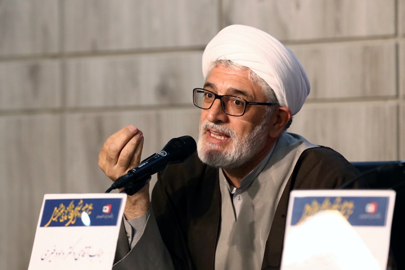 سنت تاریخ نگاری قدسی در ایران جامعه را به خلسه می‌برد