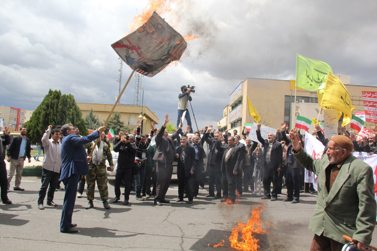 راهپیمایی نمازگزاران زنجانی در اعتراض به خروج آمریکا از برجام