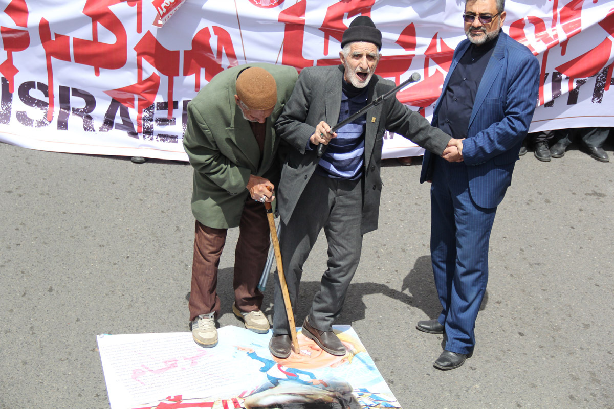 راهپیمایی نمازگزاران زنجانی در اعتراض به خروج آمریکا از برجام
