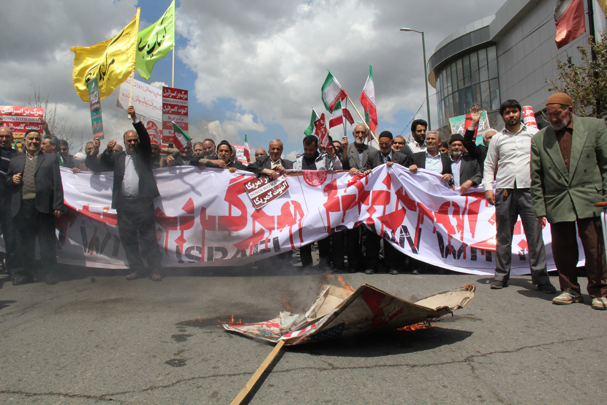 راهپیمایی نمازگزاران زنجانی در اعتراض به خروج آمریکا از برجام