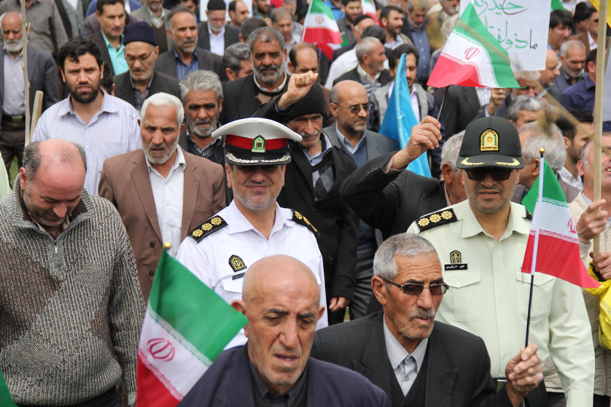 راهپیمایی نمازگزاران زنجانی در اعتراض به خروج آمریکا از برجام