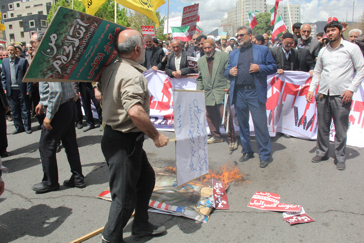 راهپیمایی نمازگزاران زنجانی در اعتراض به خروج آمریکا از برجام
