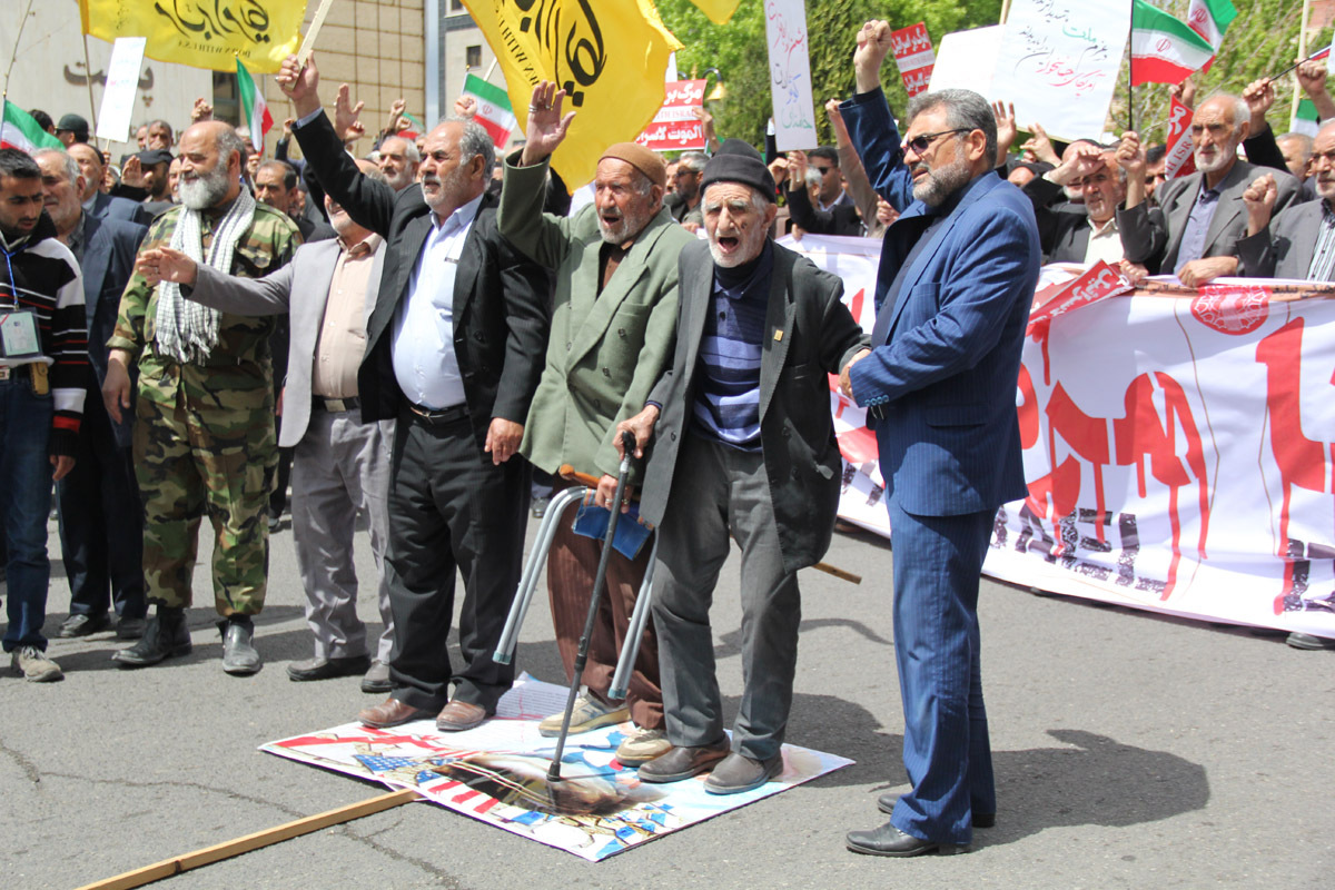 راهپیمایی نمازگزاران زنجانی در اعتراض به خروج آمریکا از برجام