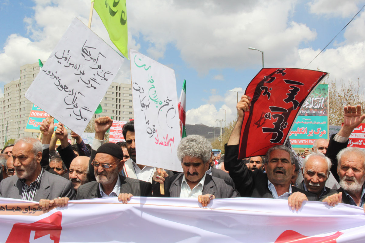 راهپیمایی نمازگزاران زنجانی در اعتراض به خروج آمریکا از برجام