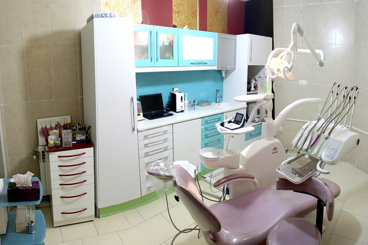 انجام کار دندانپزشکی همراه با نوای دلنشین قرآن/قرآن را از تاقچه‌ها به زندگی خود وارد کنیم