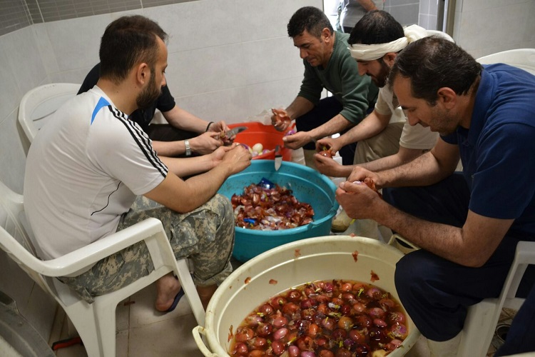 تصاویر خدمت‌رسانی موکب حسینیه اعظم زنجان به سیل‌زدگان