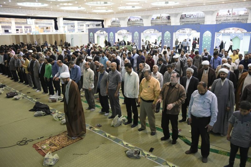 اقامه باشکوه نماز جماعت در نمایشگاه قرآن