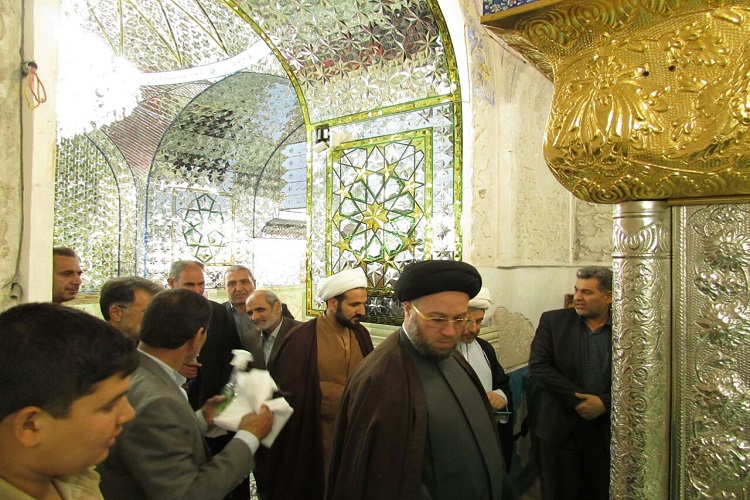 غبارروبی اماکن متبرکه زنجان برای میزبانی از ماه رمضان