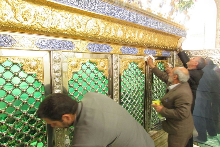 غبارروبی اماکن متبرکه زنجان برای میزبانی از ماه رمضان