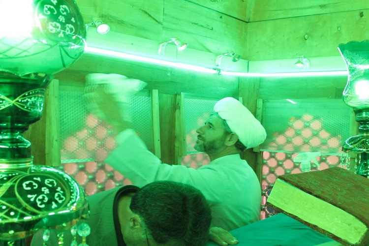 غبارروبی اماکن متبرکه زنجان برای میزبانی از ماه رمضان