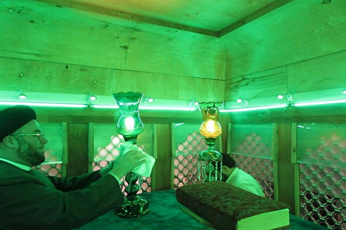 غبارروبی اماکن متبرکه زنجان برای میزبانی از ماه رمضان