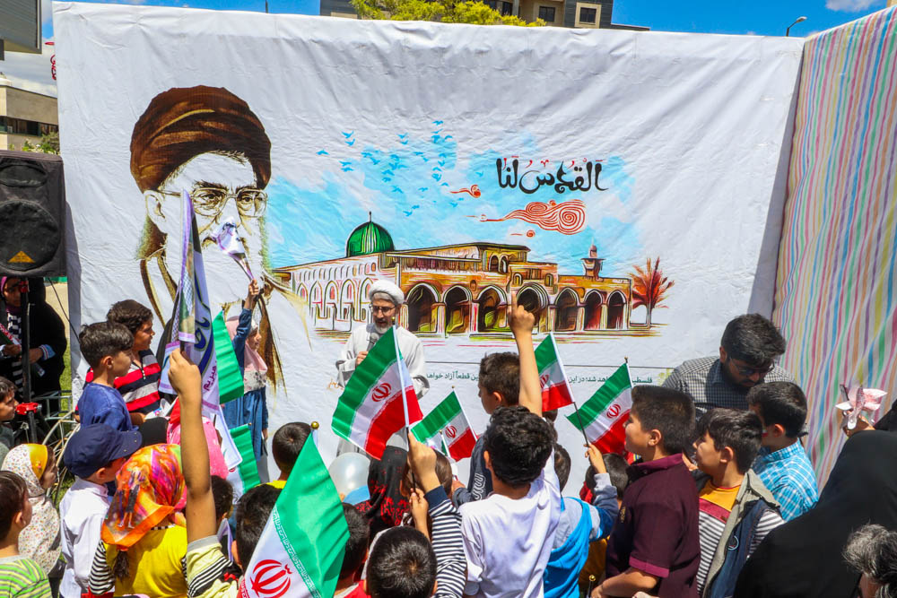 مشت‌های گره‌کرده زنجانی‌ها در دفاع از قدس شریف