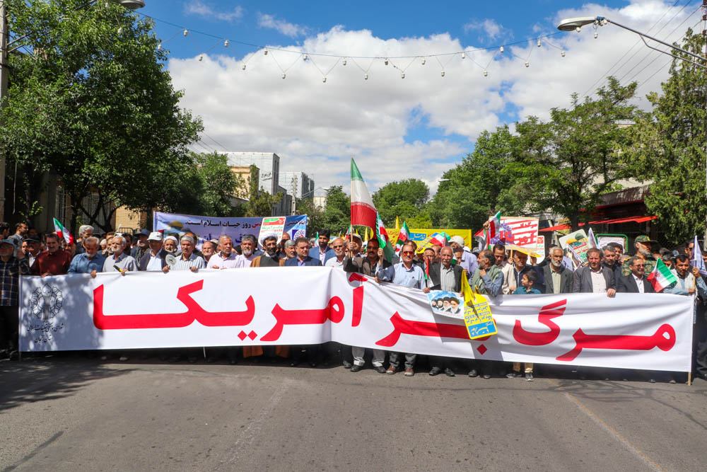 مشت‌های گره‌کرده زنجانی‌ها در دفاع از قدس شریف