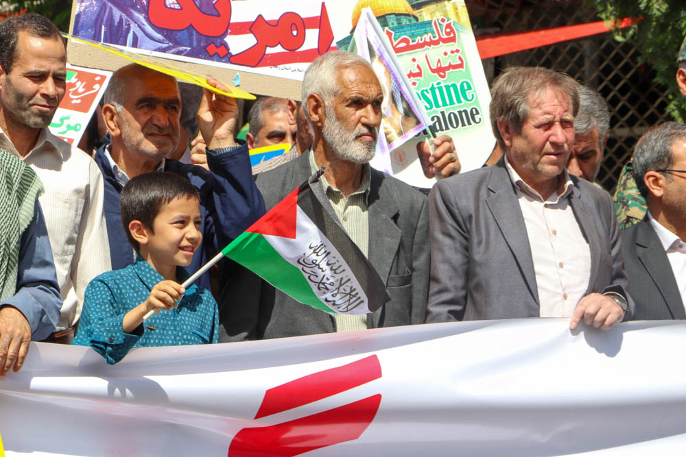 مشت‌های گره‌کرده زنجانی‌ها در دفاع از قدس شریف