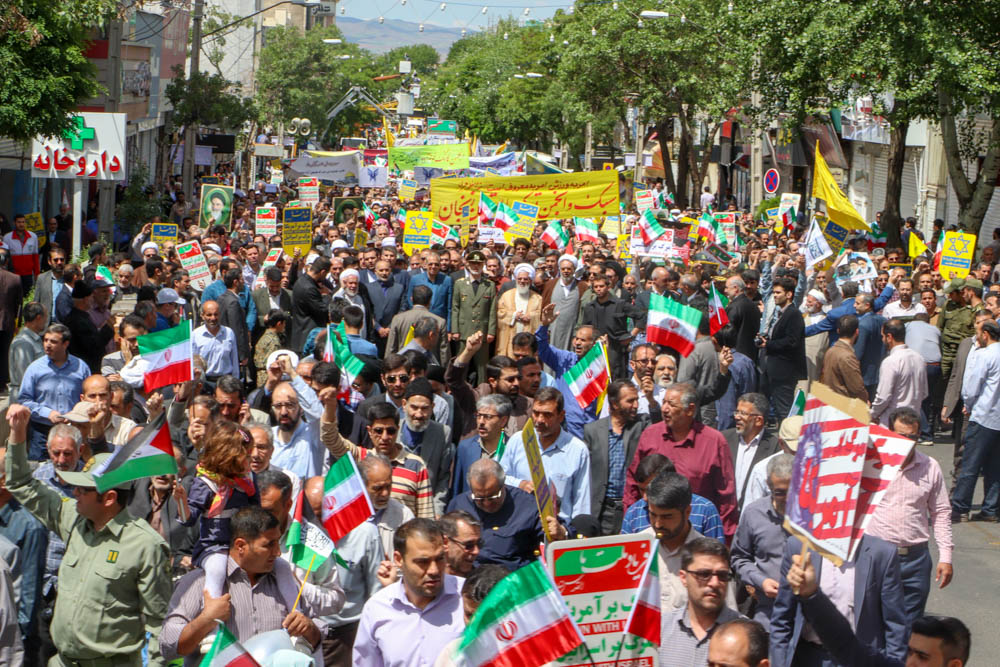 مشت‌های گره‌کرده زنجانی‌ها در دفاع از قدس شریف