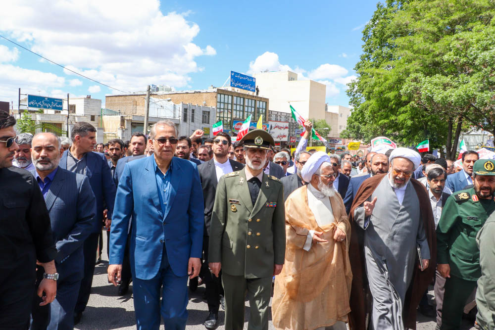 مشت‌های گره‌کرده زنجانی‌ها در دفاع از قدس شریف